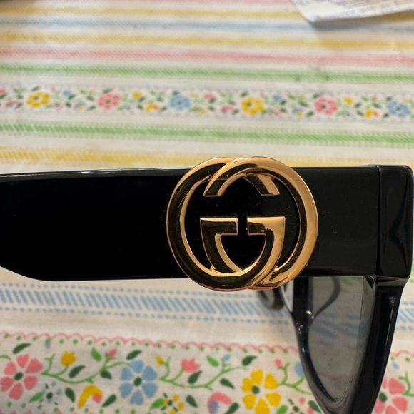 Gucci Women's Sunglasses with Black Frame and Gold Logo - Picture 1 of 9
